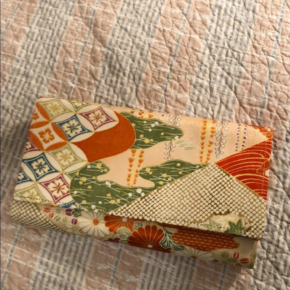 Moniko clutch